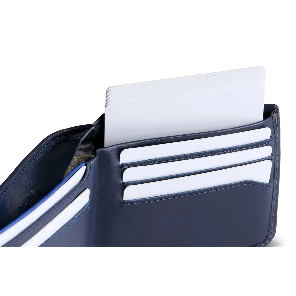 Bellroy Hide & Seek Lo in Navy